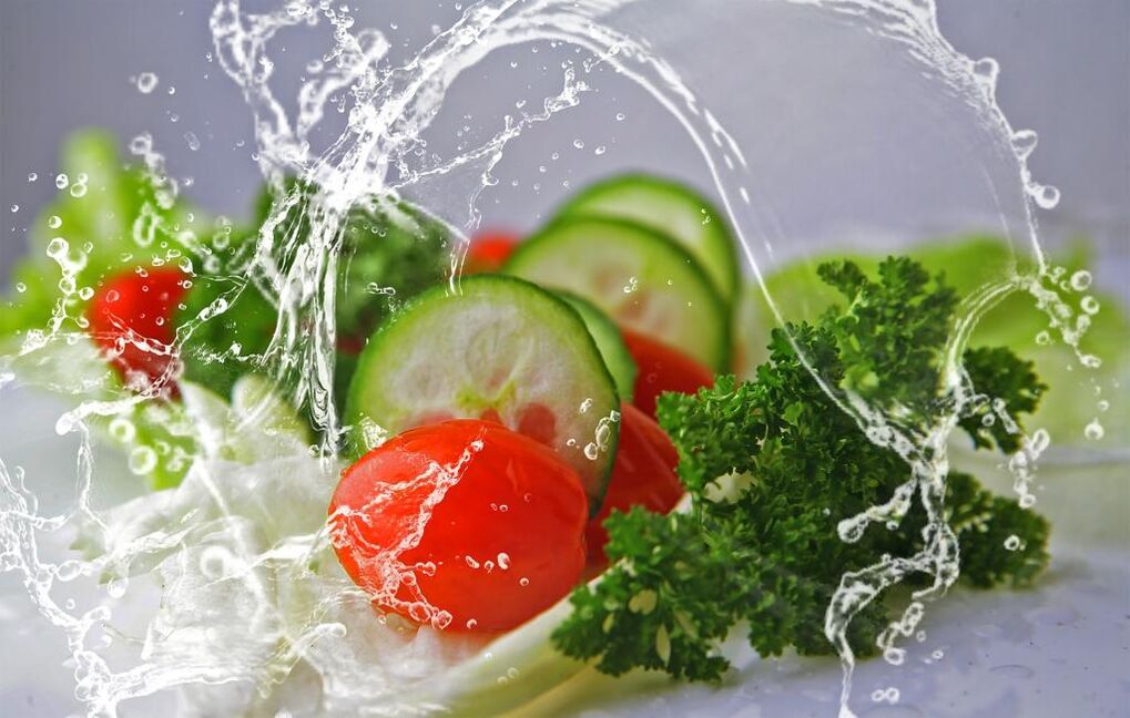 يعد الغذاء الصحي والماء من العناصر المهمة اللازمة لإنقاص الوزن