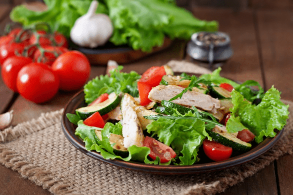 تعتبر سلطة الدجاج والخضروات خيارًا رائعًا لعشاء خفيف بعد التدريب. 